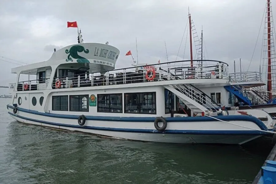 Tàu sắt thăm Vịnh Hạ Long