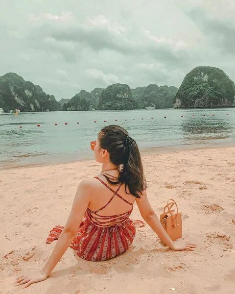 Bãi tắm trên đảo Titop nhìn ra các đảo đá