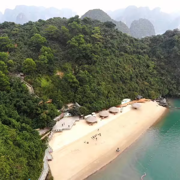 Bãi tắm trên đảo Soi Sim
