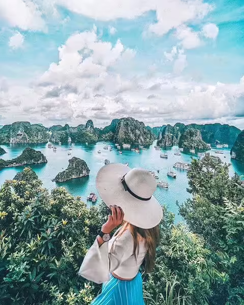 Từ trên đỉnh núi trên đảo Titop