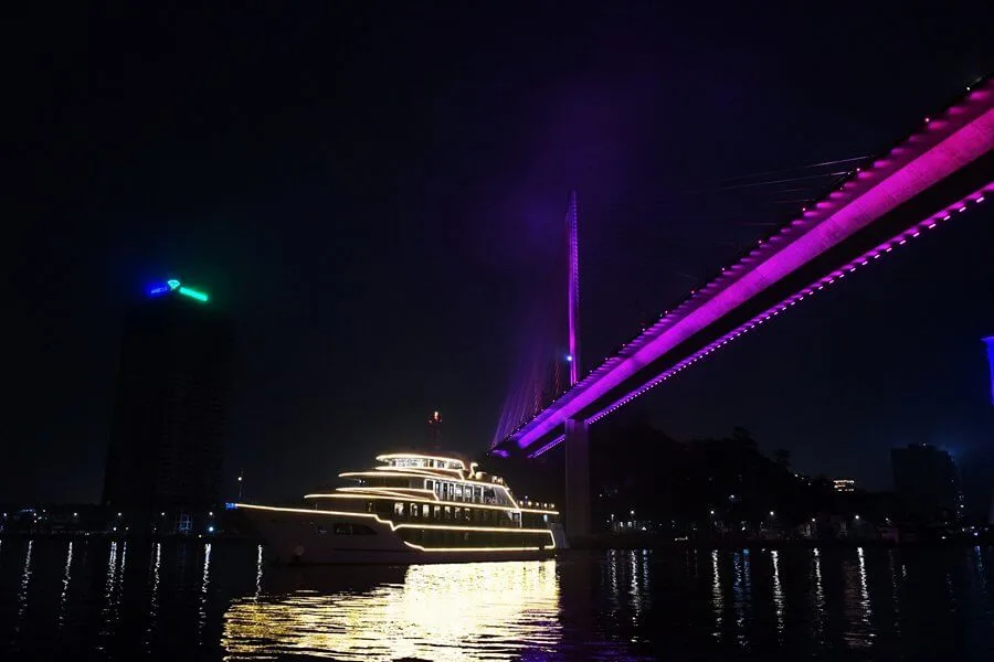 Du thuyền ăn tối ngắm cảnh Hạ Long