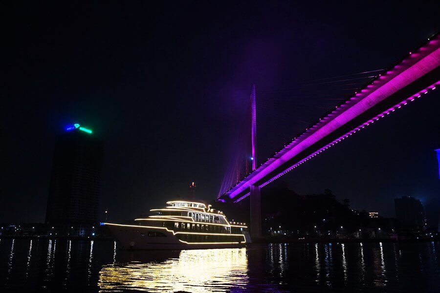 Buổi tối trên Vịnh Hạ Long