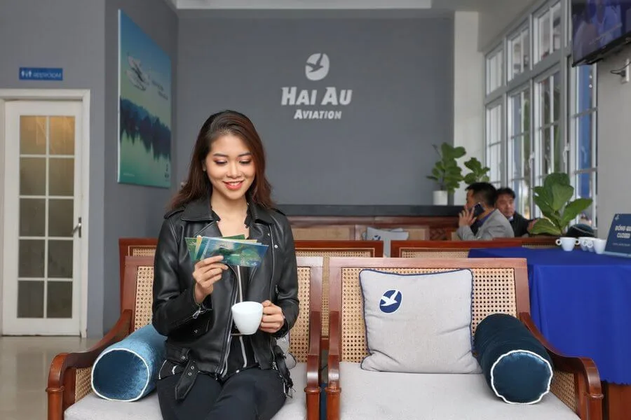 Làm thủ tục tại phòng chờ thủy phi cơ