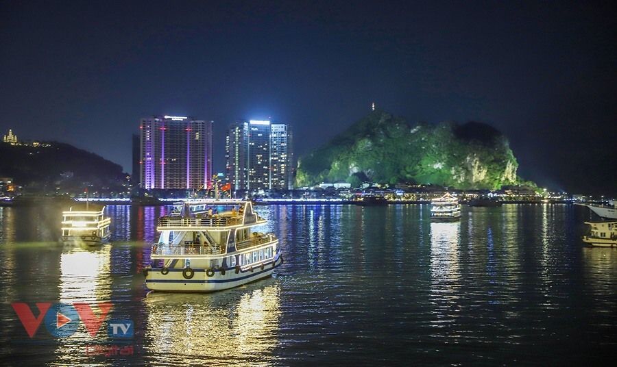 Lịch trình tour tàu ăn tối trên Vịnh Hạ Long