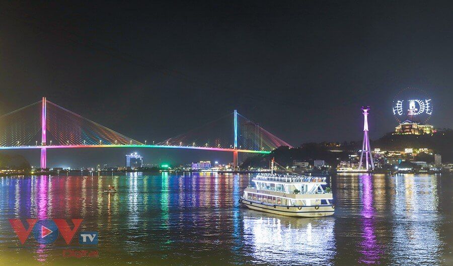 Tàu ăn tối ngắm cảnh Vịnh Hạ Long