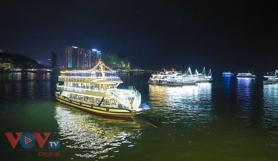 Tàu và du thuyền ăn tối trên Vịnh Hạ Long