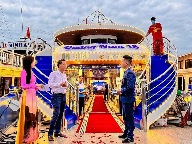 Chào mừng khách lên tàu ăn tối