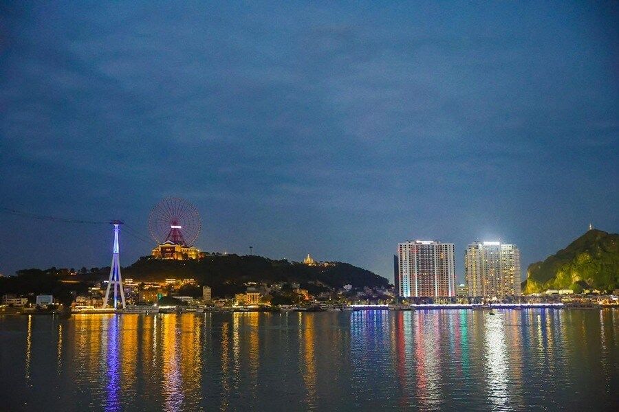 Toàn cảnh thành phố Hạ Long về đêm