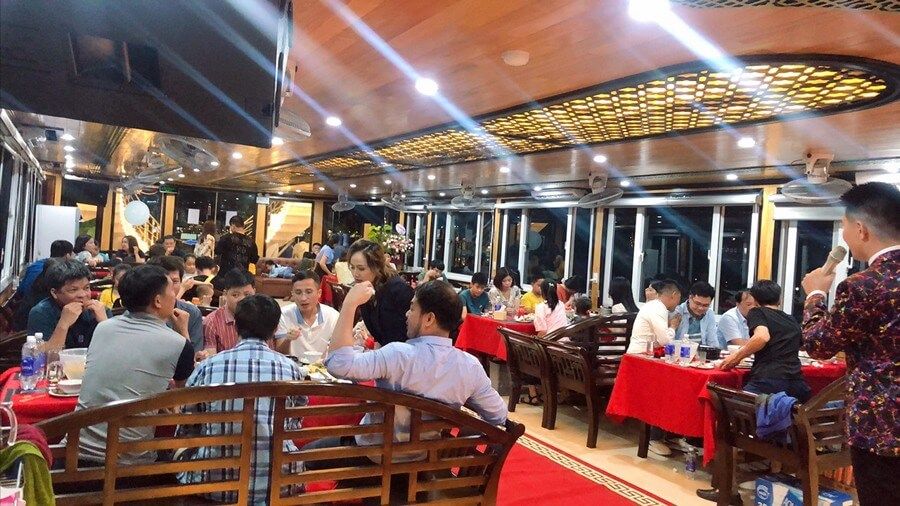 Không gian nhà hàng phục vụ ăn tối