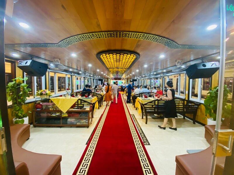 Không gian tàu ăn tối trên Vịnh Hạ Long