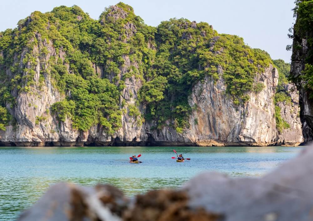 Kayaking to explore Lan Ha Bay 