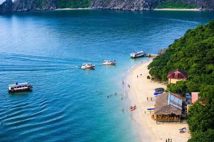 Ba Trai Dao-Beautiful unspoiled beach in Lan Ha Bay