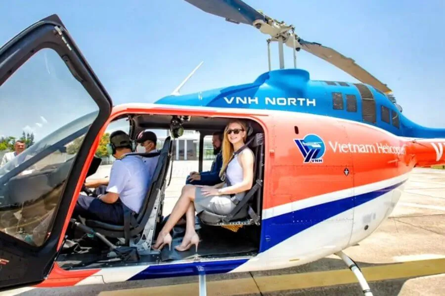 Du khách thích thú với trực thăng bay ngắm cảnh