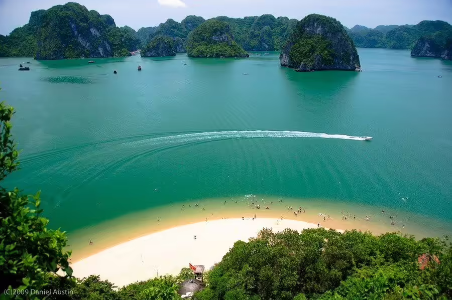 Vẻ đẹp mê hồn của bãi tắm Vầng Trăng