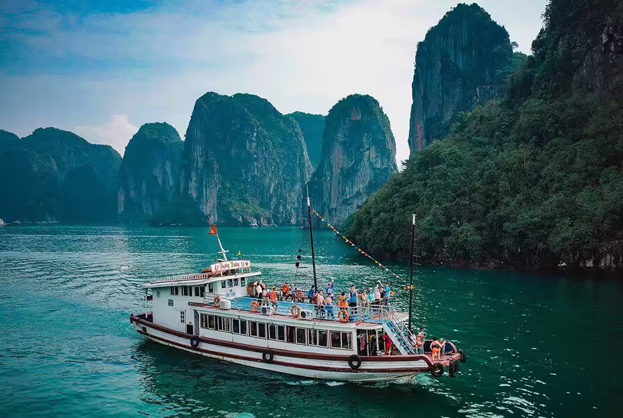 Tàu thăm vịnh Hạ Long