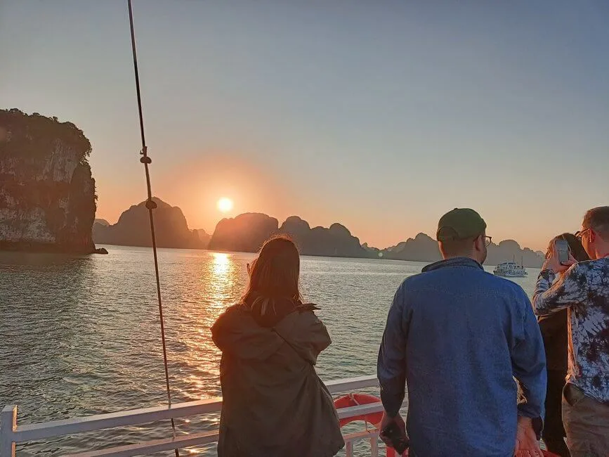 Đón hoàng hôn trên Vịnh Hạ Long
