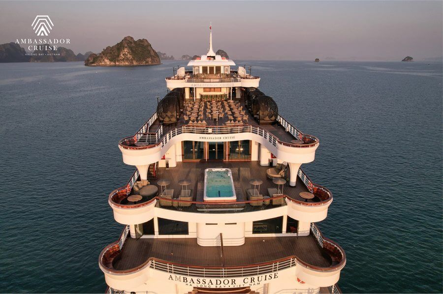 Du thuyền Ambassador Cruise nhìn từ phía sau 