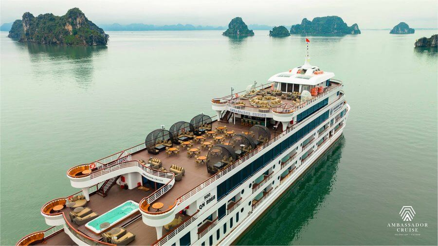 Sundeck tầng 4 du thuyền Ambassador II 