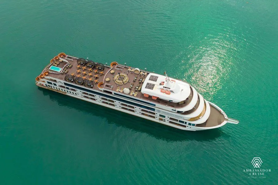 Du thuyền Ambassador Cruise thăm vịnh Hạ Long trong ngày