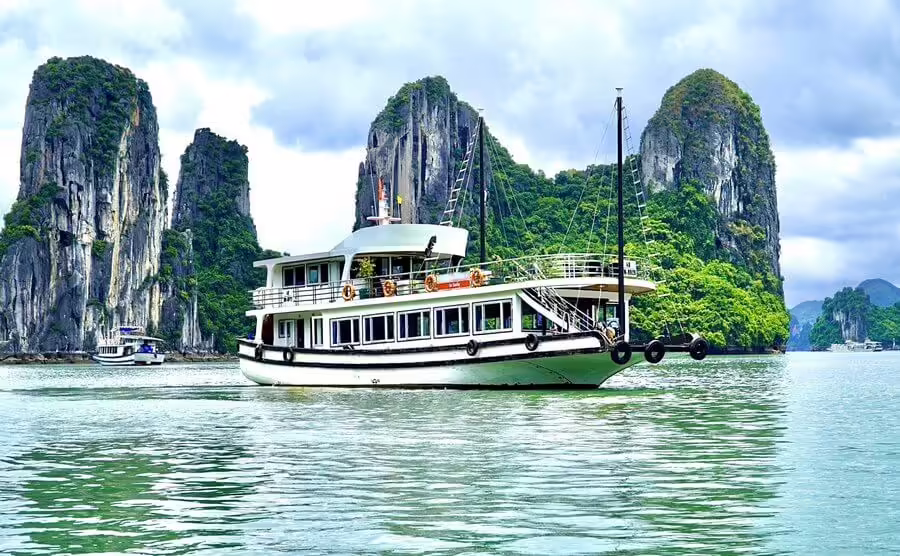 Wego cruise to explore Halong Bay