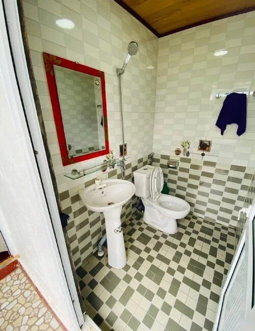 Bathroom & toilet