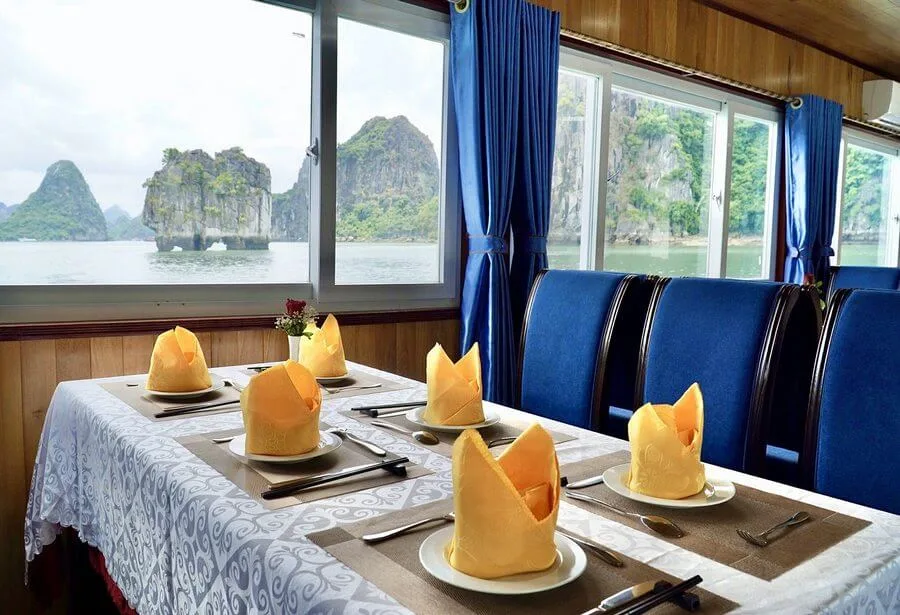 Table set for 6 passengers (lunch)