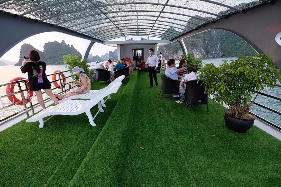 The second deck on Wonder Bay cruise