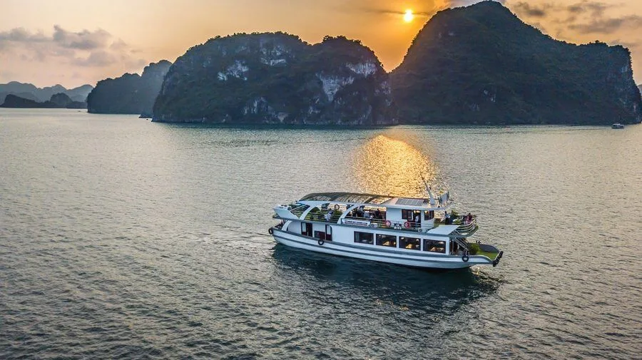 Wonder Bay cruise on Halong Bay day tour