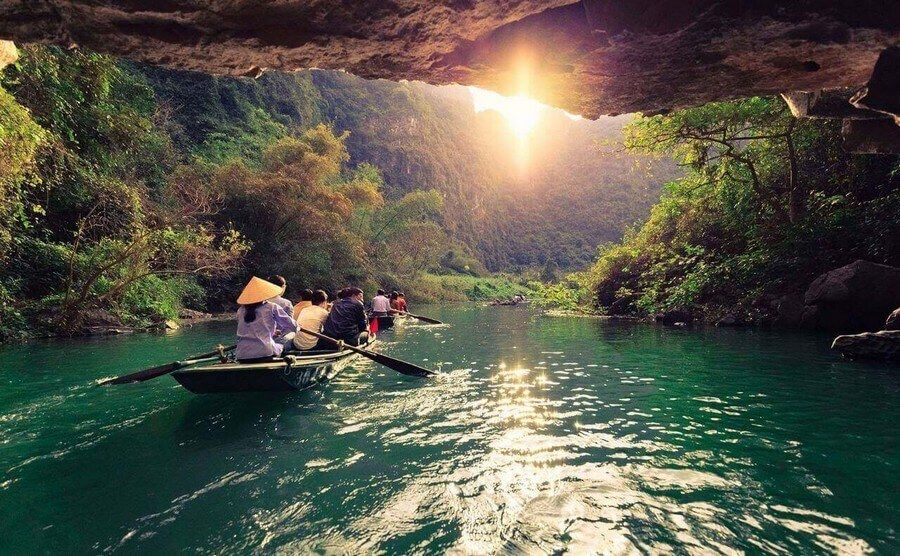 Take a bamboo boat at Trang An