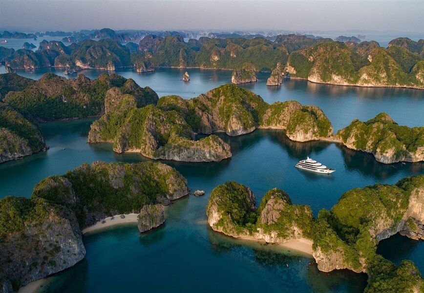 The cruise takes you to visit the Lan Ha bay.