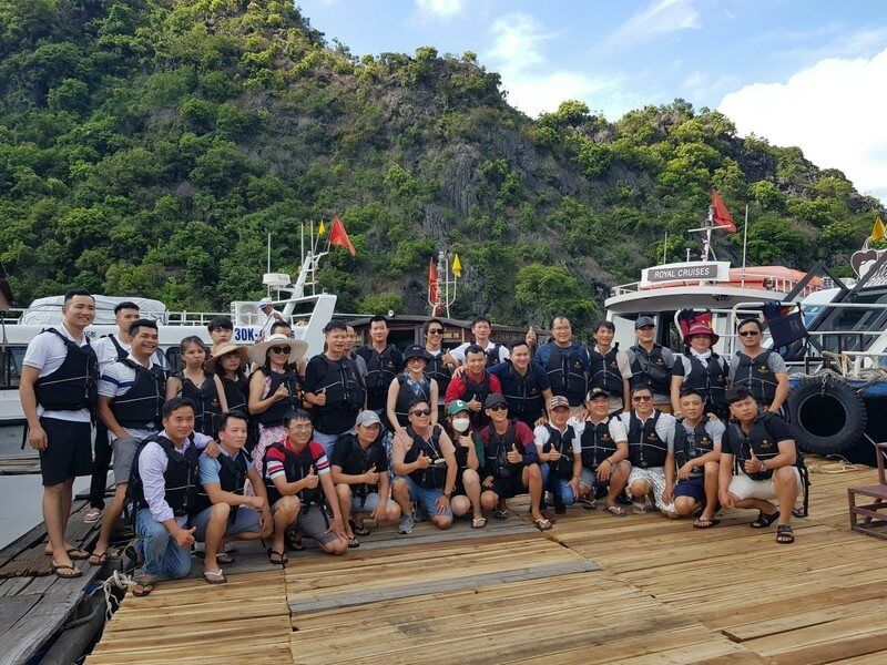 "The tourist group receives enthusiastic support from the Vivu Halong staff."