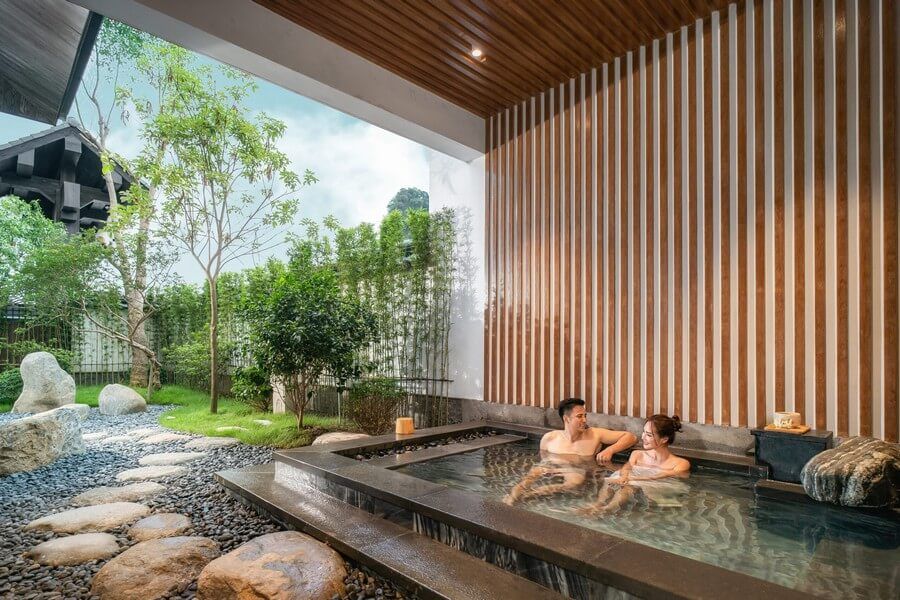 Bể khoáng nóng riêng biệt trong biệt tự Yama Onsen Premium