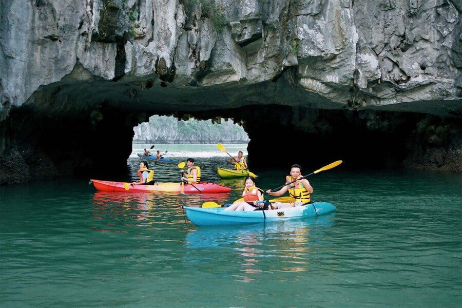 Kayaking in Lan Ha Bay