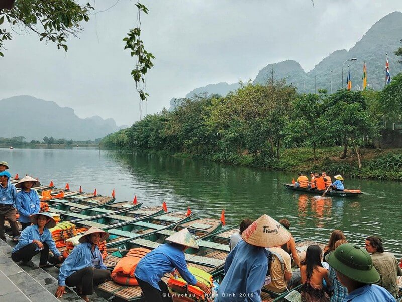 Bamboo boat in Trang An