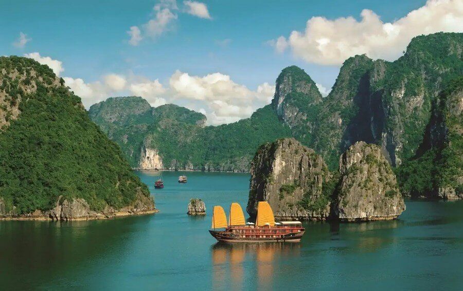 The magnificent beauty of Halong Bay.