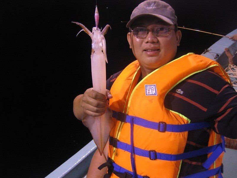 Squid fishing Lan Ha bay