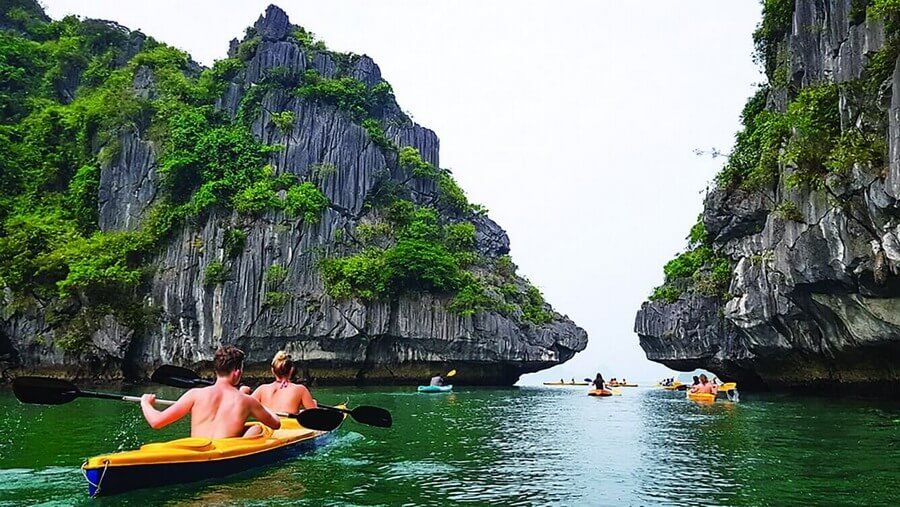 Kayaking in cat ba national park