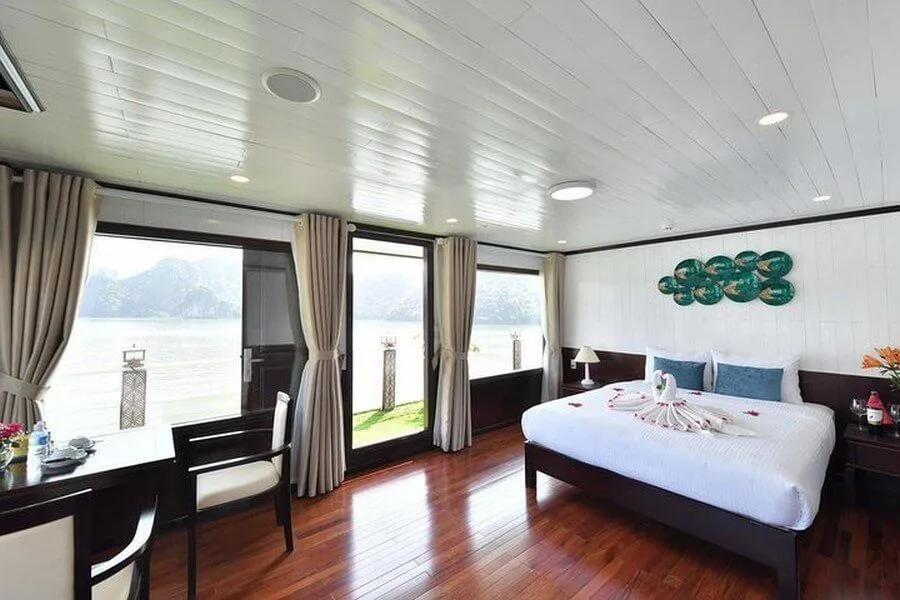 Tàu Phoenix cruise