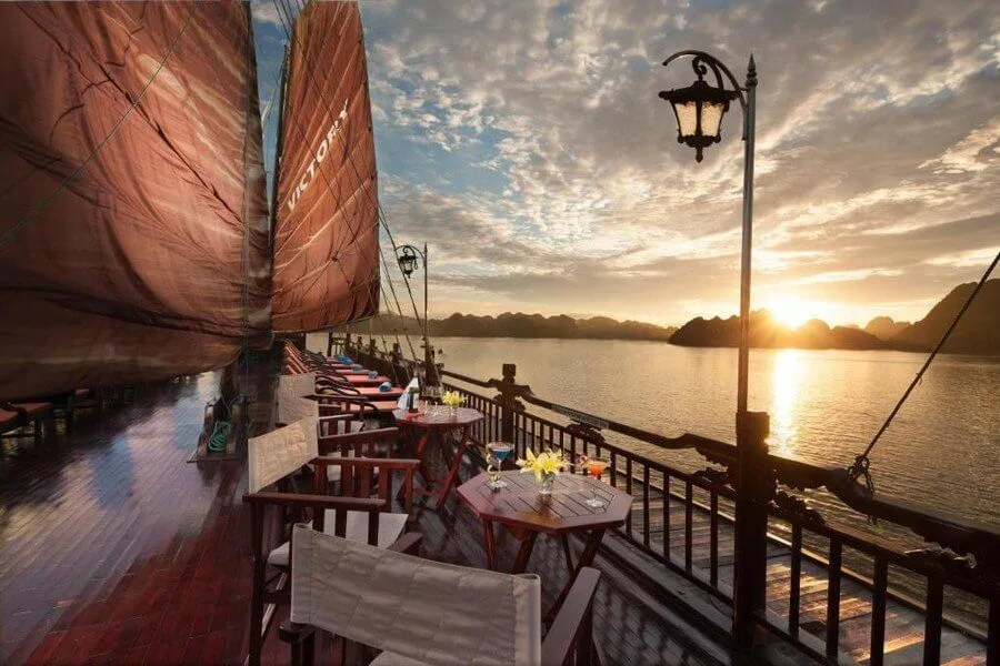 Du thuyền Victory cruise