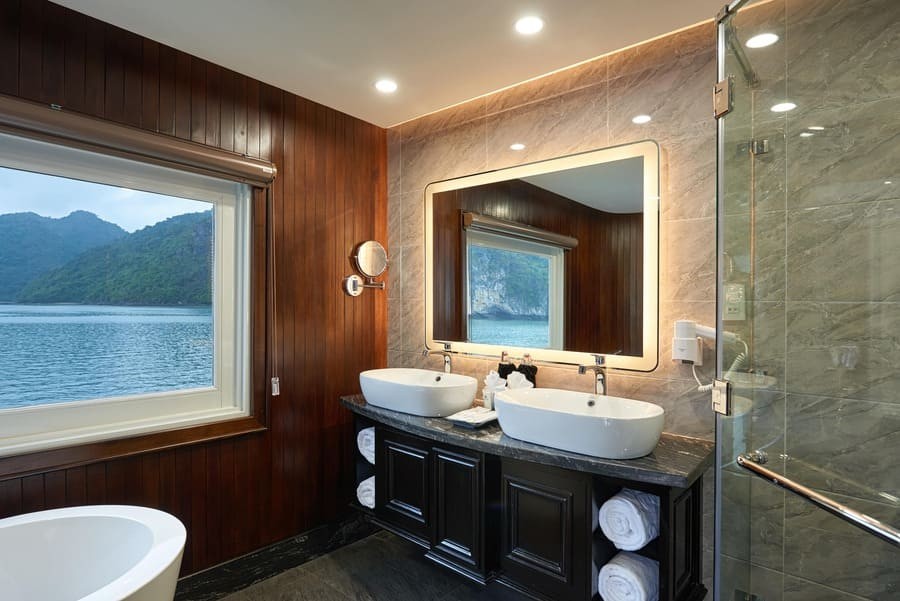 15. Grand Balcony Suite Bathroom