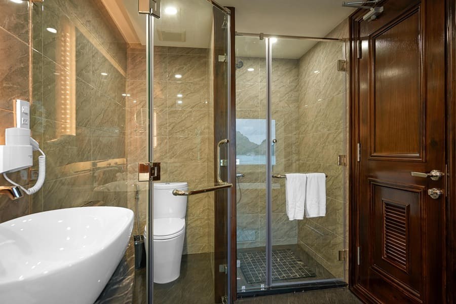 16. Grand Balcony Suite Bathroom