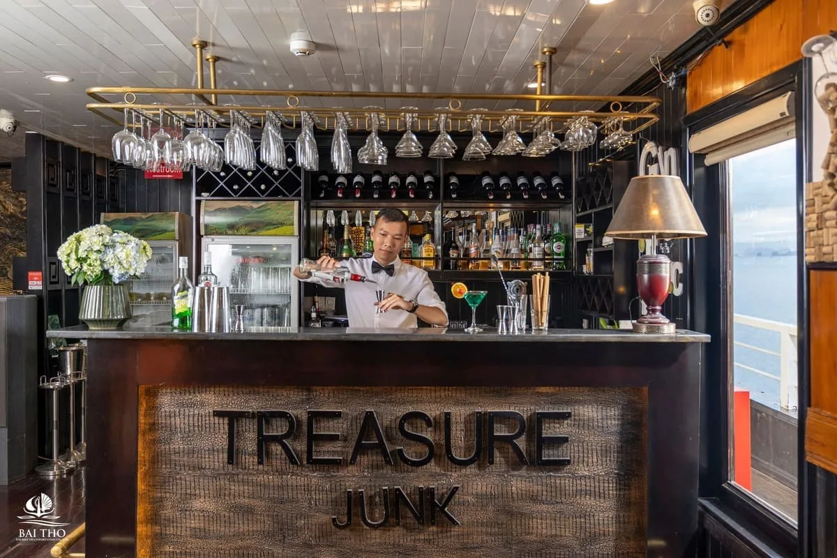 Du Thuyền Treasure Junk Bar