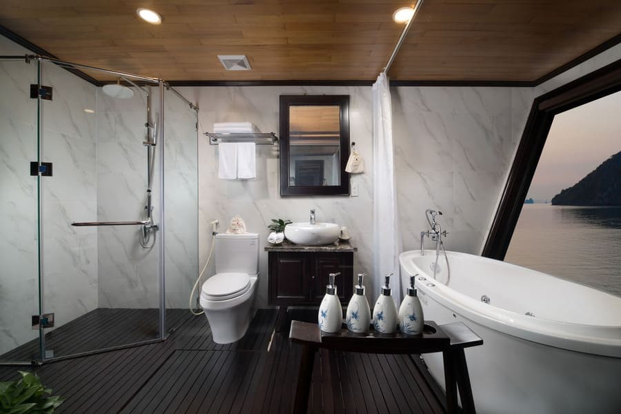 Executive Suite S Bathroom 2