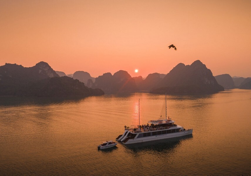 Ngắm hoàng hôn trên du thuyền Catamaran 