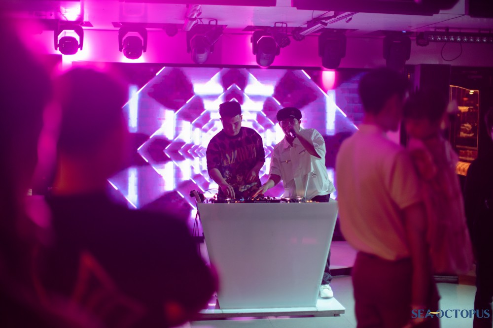 Sân khấu DJ buổi tối du thuyền Sea Octopus