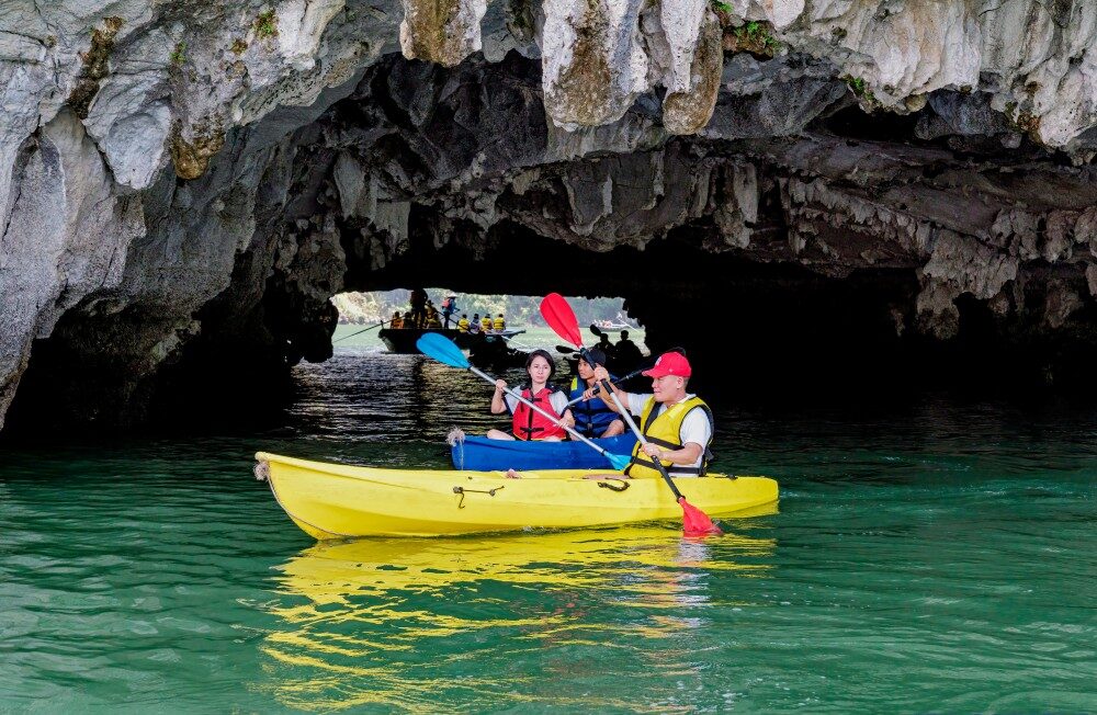 Chèo kayak tại hang Luồn