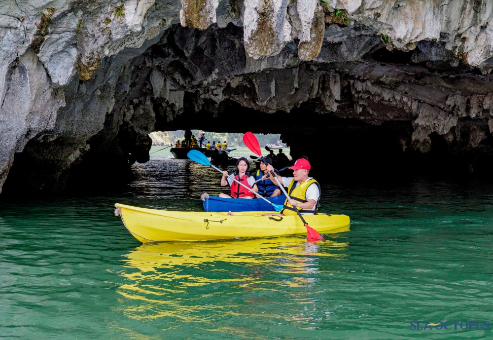 Chèo kayak tại hang Luồn