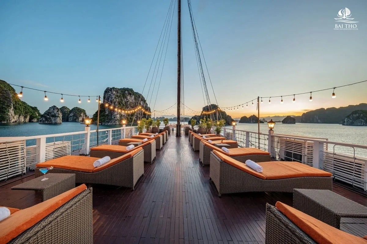 Du Thuyền Treasure Junk Sundeck