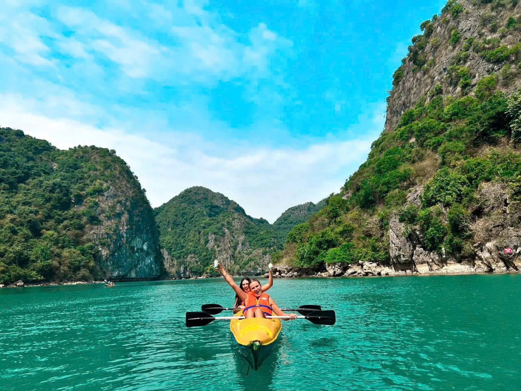 Batch Du Khách Check In Trải Nghiệm Chèo Kayak Quanh Vịnh