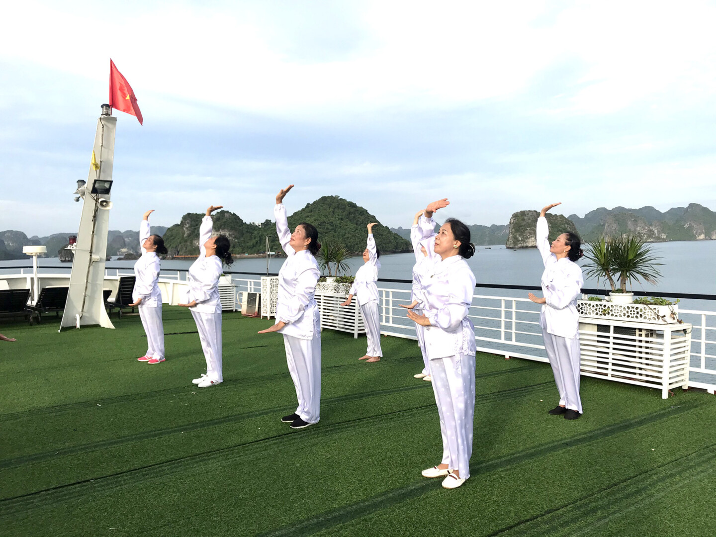 Taichi On Halong Bay Cruise (4)